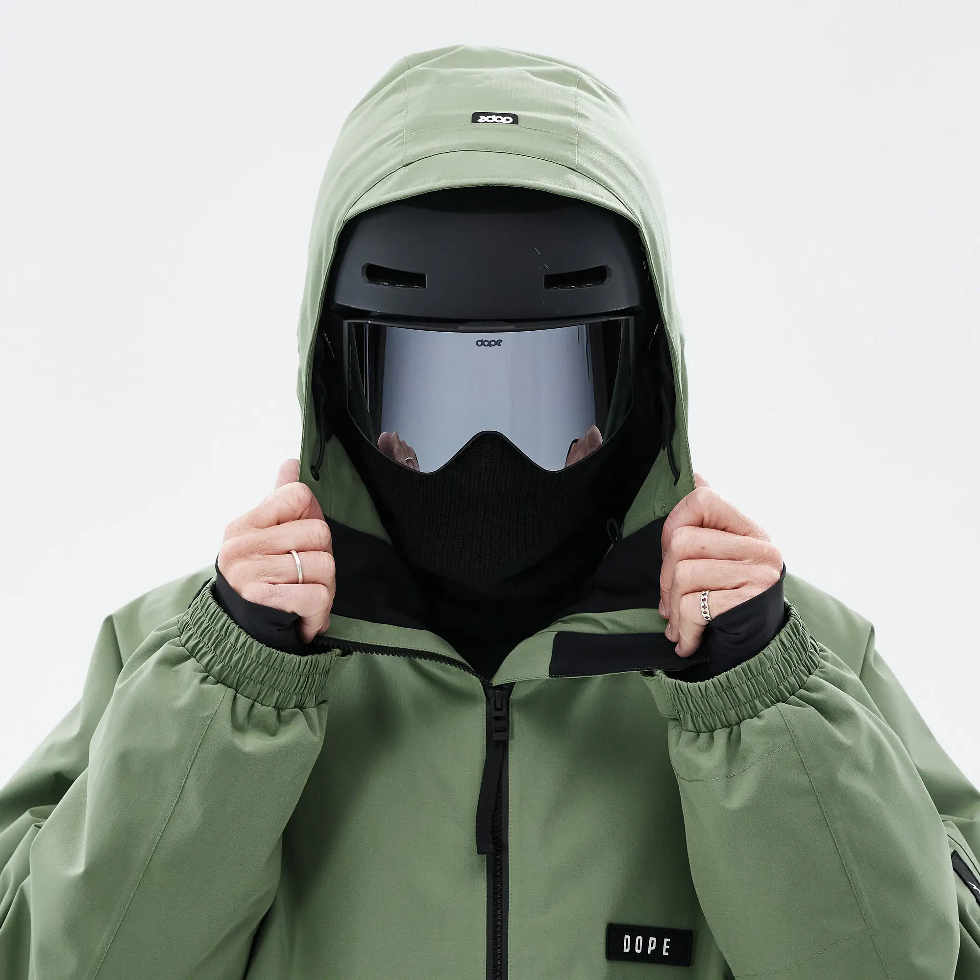 La capucha que te protege de las tormentas de nieve.