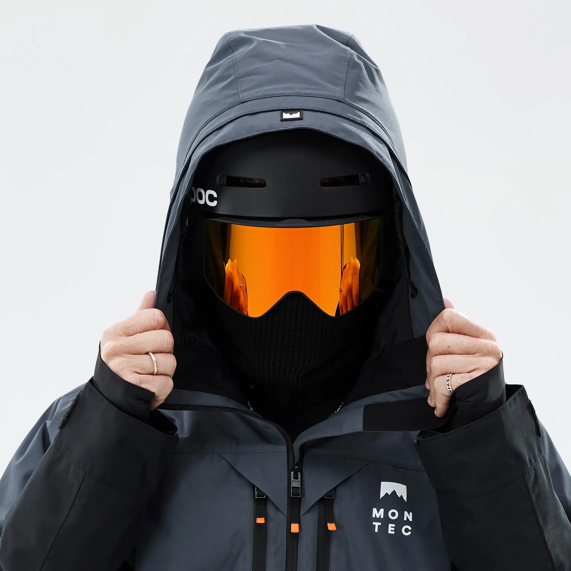 La capucha que te protege de las tormentas de nieve.