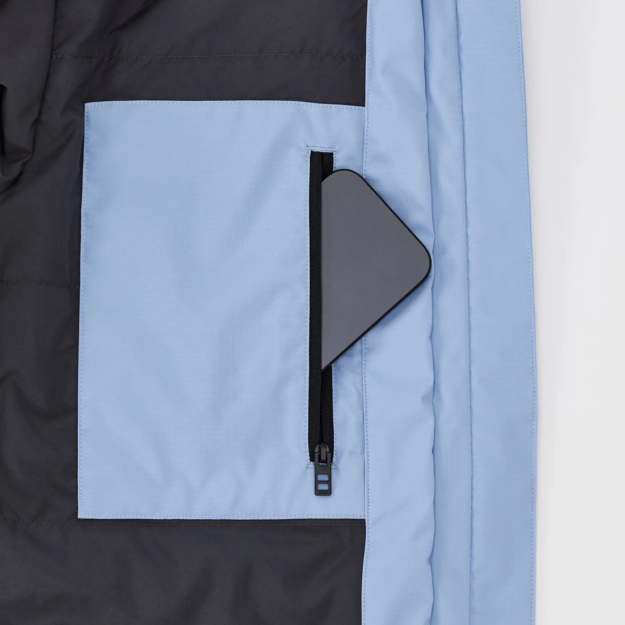 bolsillo con fácil acceso al teléfono