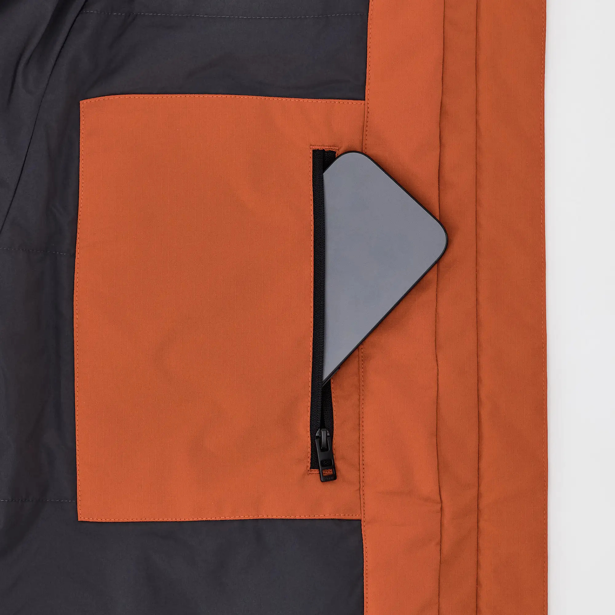 bolsillo con fácil acceso al teléfono